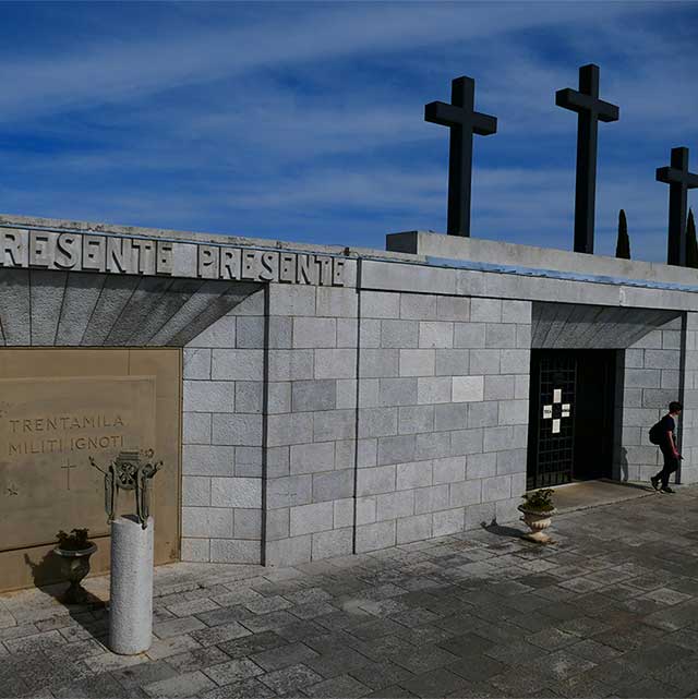 Redipuglia, croci, tombe e cappella